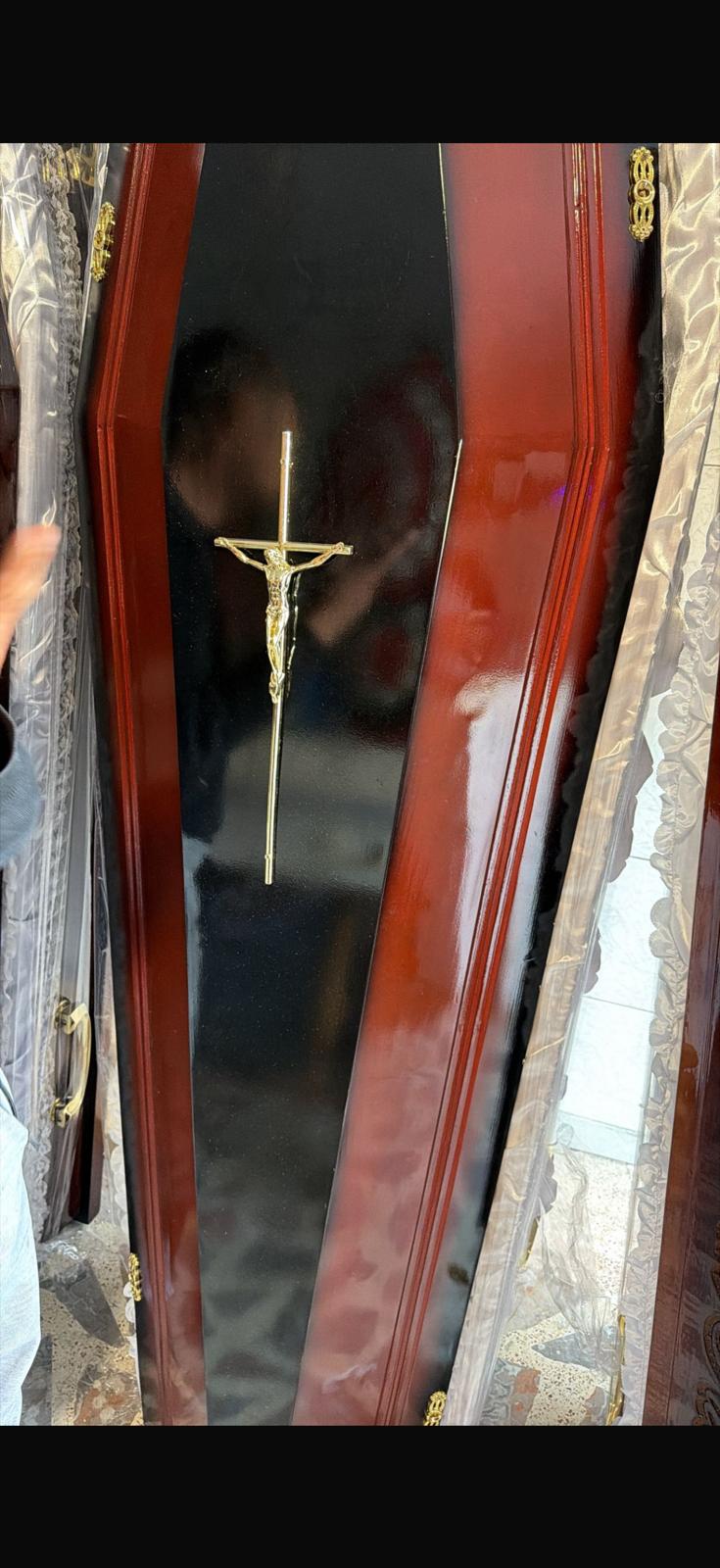 Sicriu mahon cu crucifix auriu